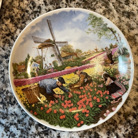 Vintage Hollands Color Design 5” Wall Decor Plates - Picture 2 of 6